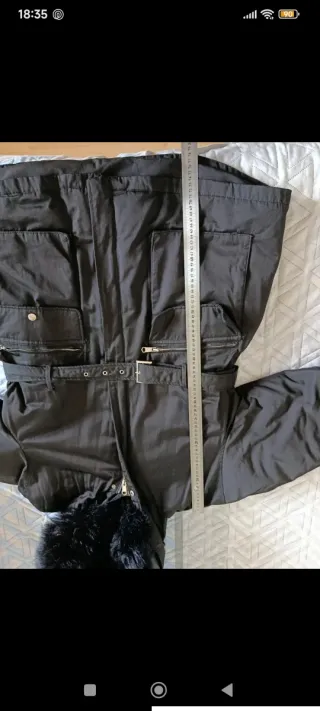 Abrigo negro acolchado y calentito