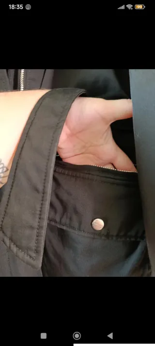 Abrigo negro acolchado y calentito