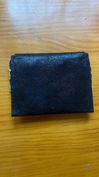 Monedero negro con cadena