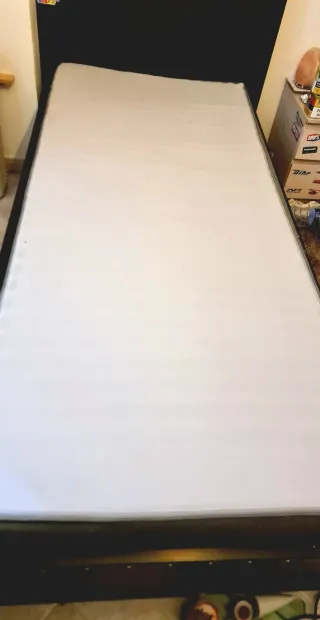 Cama con somier de láminas de madera