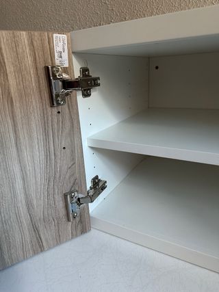 Mesa de sala para tv Ikea con puertas.