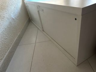 Mesa de sala para tv Ikea con puertas.