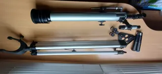 Telescopio con trípode y accesorios