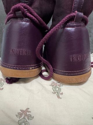 Botas de nieve marrones y moradas