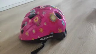 Casco infantil con flores rosas