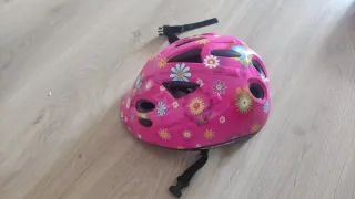 Casco infantil con flores rosas