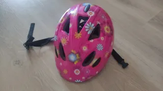 Casco infantil con flores rosas