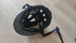 Casco infantil con flores rosas