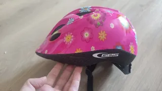 Casco infantil con flores rosas
