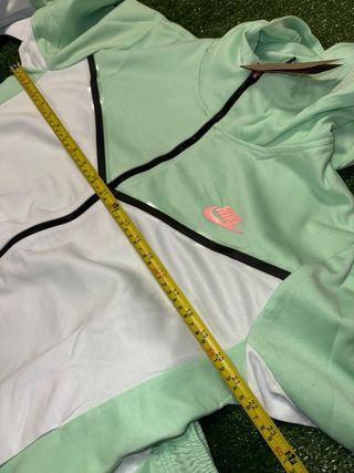 Tuta Nike verde acqua e bianca
