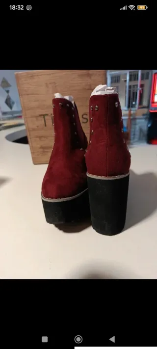 Botas de tacón con tachuelas