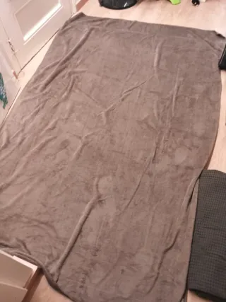 Manta oscura de forro polar