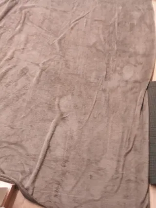 Manta oscura de forro polar