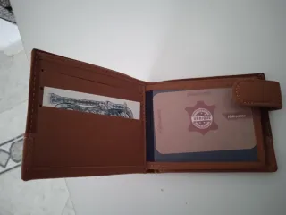 Cartera de cuero marrón para hombre