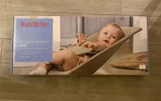 Mecedora Babybjörn gris con juguete