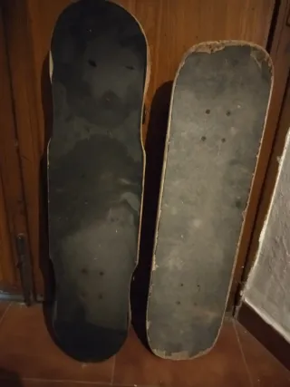 Skate santa cruz y otro skateboard negociable