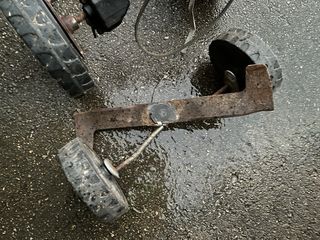 Cortacésped de gasolina naranja y negro