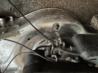 Cortacésped de gasolina naranja y negro