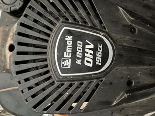 Cortacésped de gasolina naranja y negro