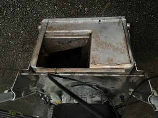 Cortacésped de gasolina naranja y negro