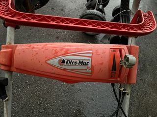 Cortacésped de gasolina naranja y negro