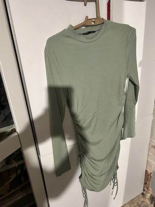 Vestido verde ajustado con cordones