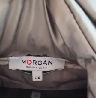 Plumífero Morgan entallado con capucha