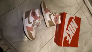 Zapatillas Jordan Beige, Rosa y Blancas