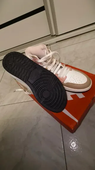 Zapatillas Jordan Beige, Rosa y Blancas