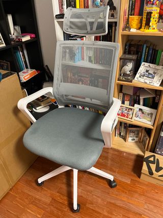 Silla de oficina ergonómica gris y blanca