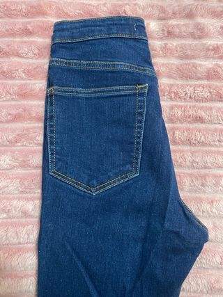 Vaqueros azules con botones laterales