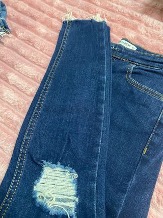 Vaqueros azules con botones laterales
