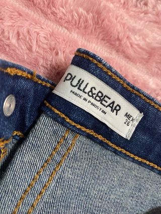 Vaqueros azules con botones laterales