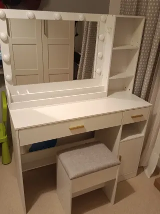 Tocador con luces, espejo y banco nuevo todo.