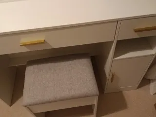 Tocador con luces, espejo y banco nuevo todo.