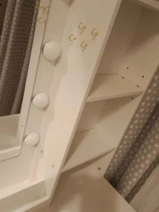 Tocador con luces, espejo y banco nuevo todo.