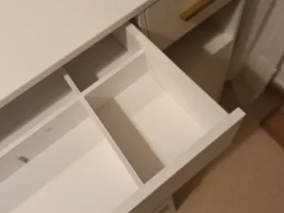 Tocador con luces, espejo y banco nuevo todo.