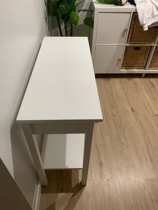 Mesita de entrada blanca con cajones