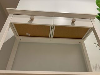 Mesita de entrada blanca con cajones