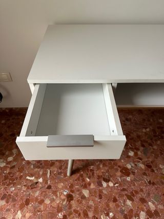 Escritorio blanco y madera