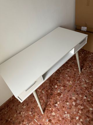 Escritorio blanco y madera