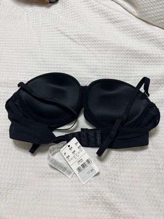 Sujetador negro con tirantes. Tiene relleno.