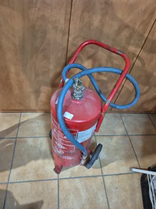 Extintor grande para proyecto de arena con ruedas