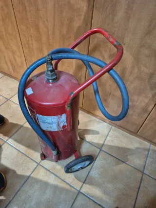 Extintor grande para proyecto de arena con ruedas