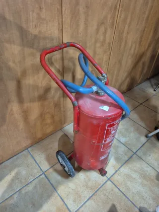 Extintor grande para proyecto de arena con ruedas