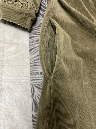 Vestido camisero de pana.