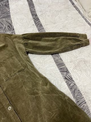 Vestido camisero de pana.