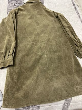 Vestido camisero de pana.