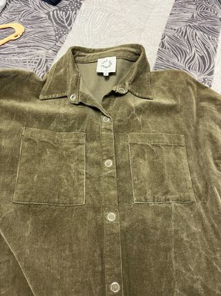 Vestido camisero de pana.