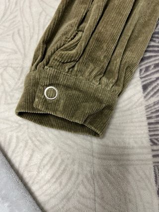 Vestido camisero de pana.